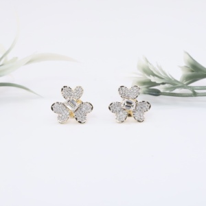Pendientes de Oro Amarillo con Trébol de Tres Hojas y Diamantes Cultivados en Laboratorio, Centro de Esmeralda, Micropavé, Motivo Floral, Lujo, Compromiso, Boda - Product Image 1