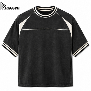 เสื้อยืดแร็กแลนสีดำฟอกกรดสำหรับผู้ชาย ผ้าฝ้าย 100% แผ่นไหล่สีขาวตัดกัน แถบตกแต่งแนวนอนที่อก ลายตัวอักษร แถบยางยืด - Product Image 1