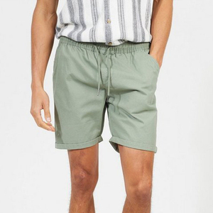 Pantalones cortos tipo bermuda de algodón verde liso para hombre con cintura con cordón y bolsillos estilo casual - Product Image 1
