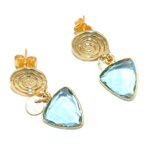 Boucles d'oreilles pendantes classiques en laiton plaqué or 22 carats, style fil en spirale, forme trilobée, avec quartz hydro bleu suisse et serti clos - Product Image 2