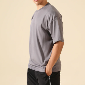 Camiseta de algodón de punto liso teñido de color sólido, informal, de manga corta, cuello redondo, ajuste regular, gris, para hombre, tendencia 2026, venta al por mayor - Product Image 1