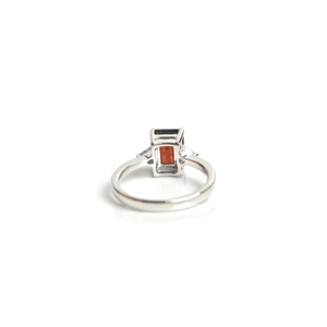 Bague de fiançailles pour femme en argent sterling de luxe avec trois pierres de grenat naturel, sertie à griffes, certifiée par un tiers, pierre précieuse faite à la main - Product Image 2