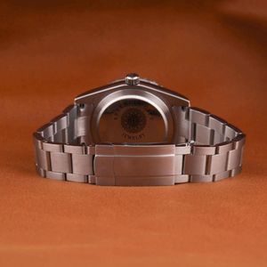 Montre élégante pour homme en argent avec moissanite, cadran rouge, verre saphir, lunette sertie de diamants, mouvement analogique ETA, fermoir déployant de luxe, 28 mm - Product Image 6