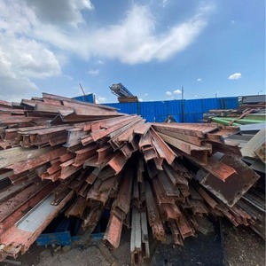 Matériaux ferreux de haute qualité : Offre incluant des ferrailles de voies ferrées usagées provenant de voies dégagées, avec des pièces de rail triées et nettoyées, emballées. - Product Image 1