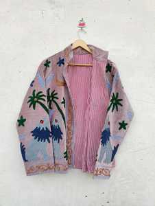 Chef-d'œuvre de la tradition et de l'élégance : Veste en velours brodée, manteau d'art populaire à motif de loup, pièce d'exception d'inspiration vintage époustouflante - Product Image 1