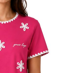 Camiseta de Mujer Rosa Intenso con Bordado Floral, Ribete Blanco en Contraste, Cuello Redondo, Manga Corta, Estilo Casual, OEM ODM, Personalizable - Product Image 4