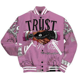 Chaqueta Varsity Personalizada con Logotipo para Hombre, Estilo Urbano Y2K, Chaqueta Letterman Vintage con Estampado Gráfico de Serpiente, Chaqueta Bomber Rosa de Tela Gruesa - Product Image 1