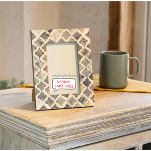 Cadre photo en bois artisanal avec motif floral vert en résine, élégant accent décoratif moderne pour table - Product Image 5