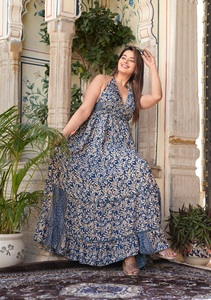 Robe longue bohème bleue à imprimé floral pour femme, coupe trapèze, ajustement régulier, décontractée d'été, en tissu tissé, taille élastique, séchage rapide, col en V, 100 % - Product Image 3
