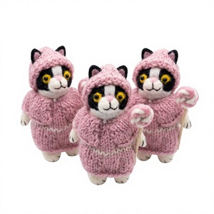 Poupée de chat en laine tricotée traditionnelle, faite à la main, écologique, avec pull rose à capuche, décoration murale de Noël en forme de sucette et d'animal de dessin animé - Product Image 1