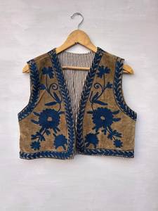 Gilet en coton Suzani brodé à la main pour femmes |   Gilet court en tricot vintage à motifs floraux |   Veste bohème sans manches |   ODM - Product Image 3