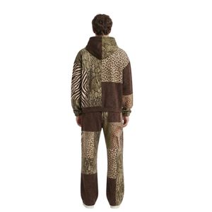 Ensemble de survêtement polaire pour homme avec motif patchwork tons terreux personnalisé, comprenant un sweat à capuche et un pantalon de jogging imprimé, design streetwear tendance - Product Image 2