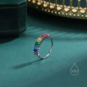 Anillo de compromiso y boda de lujo con circonitas cúbicas de corte baguette de colores arcoíris, chapado en oro de 14K sobre plata de ley, diseño de media eternidad e infinidad. - Product Image 1