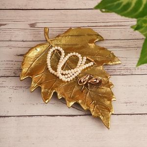 Plateau à bibelots décoratif artisanal en feuille d'or antique, plat à bijoux en métal à motif de feuille, organisateur rustique pour coiffeuse, accent de décoration intérieure - Product Image 1