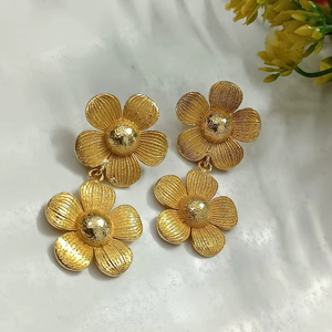 Pendientes Largos de Moda al por Mayor, Diseño de Flor Natural, Hechos a Mano en Latón, Estilo Moderno para Mujer - Product Image 1