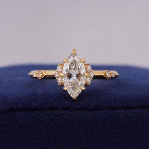 Anillo de compromiso con diamante talla marquesa en oro amarillo con piedras redondas decorativas, delicado anillo nupcial para mujer y regalo para ella. - Product Image 1