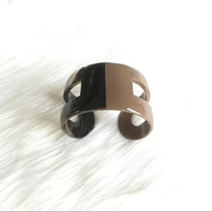 Bracelet manchette sculpté en corne de buffle naturelle et écologique, fait main, durable, style vintage, bijou de créateur, art de la mode - Product Image 1