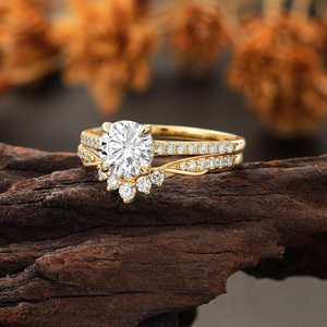 Bague de fiançailles de luxe en or avec halo de diamants de laboratoire taille brillant ronds et pavé d'accentuations, idéale pour mariage - Product Image 5