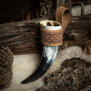 Corne à boire viking de luxe, faite à la main, style rustique médiéval, avec emballage carton - Product Image 1