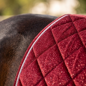 Tapis de selle d'obstacle matelassé rouge avec garniture argentée, coque en coton, doublure en polaire, rembourrage en polyester, sangle de selle incluse pour l'équitation - Product Image 3