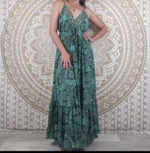 Vestido maxi casual de mujer con corte en A, cuello halter cruzado, sin mangas, bordado a cuadros, espalda descubierta, diseño fluido, ideal para fiestas de primavera y verano. - Product Image 5