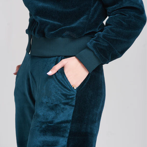 ชุดเซ็ตฮู้ดดี้และกางเกงจ็อกเกอร์กำมะหยี่สีเขียวอมฟ้าสำหรับฤดูหนาว รุ่น Velvet Luxe Unisex สวมใส่สบายหรูหราเหมาะสำหรับวันสบายๆ หรือใส่เดินเล่นในเมือง - Product Image 5