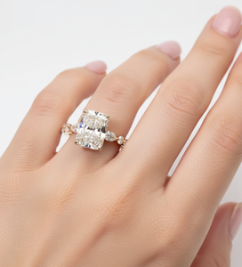 Bague de fiançailles en or massif 18 carats avec diamant de laboratoire taille radiant 2 carats de qualité supérieure pour elle, idéale pour une demande en mariage, couleur DEF, clarté VS VSS - Product Image 6