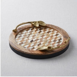 Bandeja Decorativa Redonda de Madera de Mango con Asas de Latón, Patrón de Incrustaciones de MOP a Cuadros, Rústica, Hecha a Mano, Pieza Única - Product Image 3