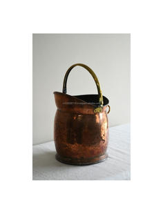 Seau à charbon en cuivre massif avec poignée en laiton robuste utilisé pour transporter facilement les bûches de charbon et le bois de chauffage - Product Image 3