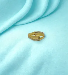 Elegante Anillo de Diseño Dorado con Brillantes Piedras de Circonia Cúbica, Acabado Texturizado, Joyería Moderna para Mujer - Product Image 2