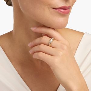 Bague en or jaune sertie de diamants gradués et bombés - Product Image 4