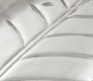 Plateau de service élégant en acier inoxydable avec motif feuille, finition métallique polie, poignée, usage résidentiel, compatible lave-vaisselle - Product Image 2