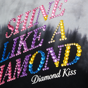 เสื้อยืดผู้ชาย TOPSHOW ดีไซน์ใหม่สั่งทำพิเศษ ตกแต่งด้วยคริสตัลขนาดใหญ่ ทรงไหล่ตก ย้อมสีแบบ Tie Dye ลุคทำสีซีดแบบ Distressed Acid Wash ประดับเพชร - Product Image 4