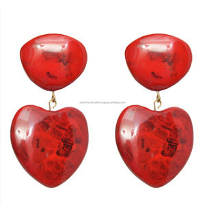 Boucles d'oreilles en résine de couleur personnalisées luxueuses fabriquées à la main pour femmes accessoires de mode hautement polis de haute qualité d'Inde - Product Image 1