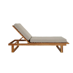 Chaise longue d'extérieur en teck, avec des coussins épais de couleur crème, parfaits pour se détendre au bord de la plage ou de la piscine. - Product Image 3