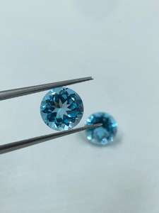 พลอยโทแพซสีฟ้าทรงกลมเจียระไนแบบบริลเลียนท์ธรรมชาติ 4.77 กะรัต 8 มม. สำหรับเครื่องประดับเงิน - Product Image 3