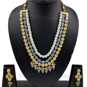Ensemble de colliers superposés en or plaqué Kundan et perles, bijoux de créateur pour femmes, parfaits pour les occasions festives - Product Image 1