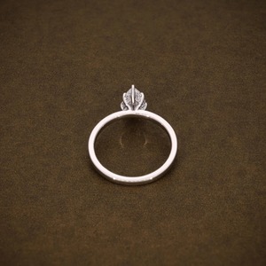 Anillo Solitario Simple con Diamante Cultivado en Laboratorio, Corte Pera, 1.00 Quilates, Claridad VS1, Color F, Certificado IGI, Oro Blanco de 18k, Fabricación de Joyería - Product Image 3