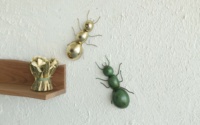 Ensemble de 2 décorations murales suspendues modernes en métal vert et or, faites à la main, style abstrait contemporain pour la maison et Noël