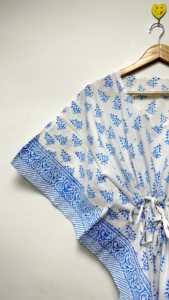 Caftán de algodón para mujer, vestido holgado con estampado floral azul, cuello en V, manga corta, para playa, resort y ropa de noche - Product Image 3