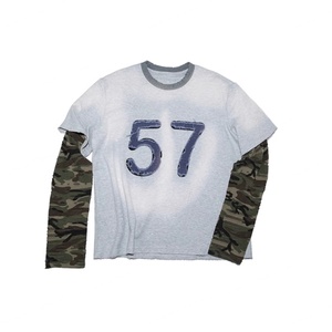 Camiseta de manga larga para hombre con efecto desgastado y capa superpuesta de manga corta en gris jaspeado, camuflaje Woodland y gráfico en el pecho - Product Image 1
