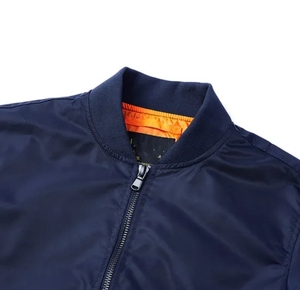 Chaqueta Bomber Azul Marino Personalizada para Hombre con Logotipo Bordado, Chaqueta de Piloto Clásica con Cierre y Bolsillo Utilitario en la Manga, Venta al Por Mayor OEM - Product Image 6