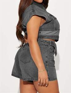 ชุดเดนิมสองชิ้นสำหรับฤดูร้อน ลดราคาพิเศษ ตัดเย็บตามสั่ง ลายเรียบ เสื้อและกางเกงขาสั้น คุณภาพสูงสำหรับผู้หญิง - Product Image 3