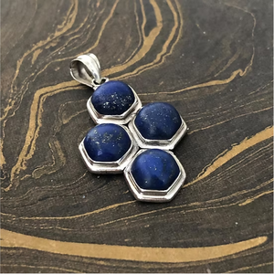 Pendentif hexagonal en lapis-lazuli en argent sterling 925 - Pierre bleue naturelle, bijou en forme de nid d'abeille, cadeau - Product Image 2