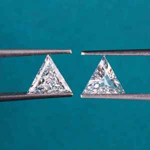 เพชรทรงสามเหลี่ยมเพาะเลี้ยงในห้องปฏิบัติการคู่หนึ่ง น้ำหนัก 0.61 ถึง 1.51 กะรัต ความสะอาดระดับ VVS1 ถึง VS2 รับรองโดย IGI เพชรเม็ดเดี่ยวสำหรับเครื่องประดับหมั้นและงานแต่งงาน - Product Image 6