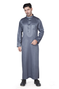 Qamis Saoudien Premium Bleu Ardoise pour Hommes, à Manches Longues, avec Col Montant et Poche Poitrine, pour Acheteurs du Moyen-Orient - Product Image 2