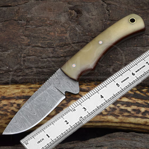 Couteau de chasse artisanal en acier Damas, manche en os de bœuf, étui de cowboy - Product Image 1