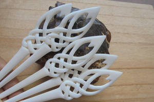 Épingle porte-boucles d'oreilles en forme d'os |   Bâtonnet à cheveux fait main en matériaux naturels - Product Image 6