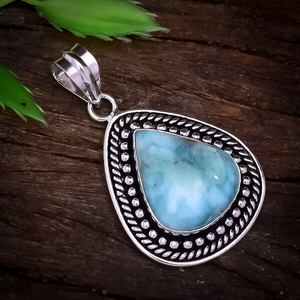 Colgante Hecho a Mano en Plata de Ley 925 con Larimar Azul, Joyería Azul Océano, Regalo para Ella - Product Image 1