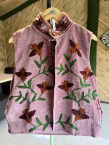 Chaleco de terciopelo de lujo hecho a mano con bordado floral |   Chaqueta sin mangas de diseño para mujer |   Moda de Boutique - Product Image 6
